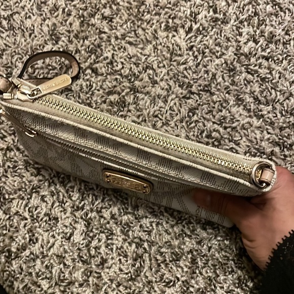 White Michael Kors wristlet/wallet - Picture 4 of 7